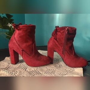 NWOT BAMBOO Bold Burgundy Suede Block Heeled Ankle Boots Size 6 Side Zipper
